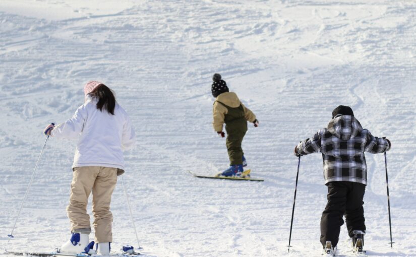 ニセコ　スキーする家族