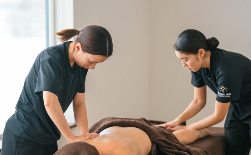 ニセコのラグジュアリーな空間で体験するロイヤル・フォーハンズ。全身を包み込む究極のリラクゼーション