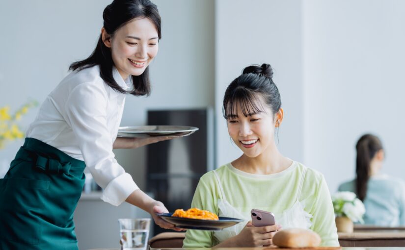 カフェ　ランチ　女性の店員と女性客