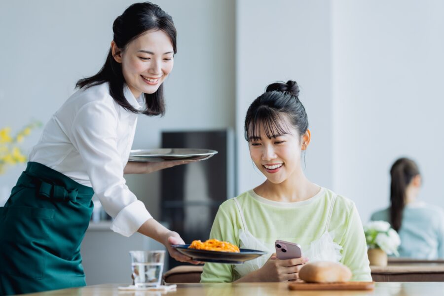 カフェ　ランチ　女性の店員と女性客