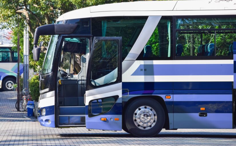 送迎　バス　扉が開いている