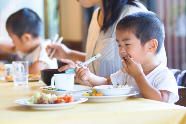 子供　家族　ご飯