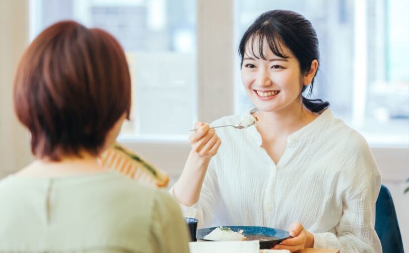 女性　食事　ランチ