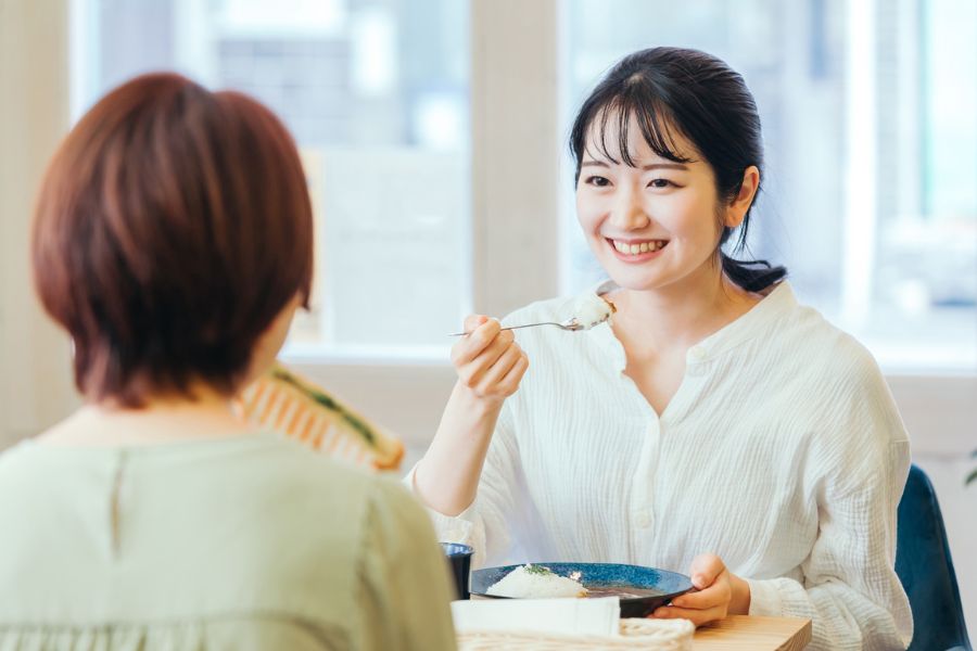 女性　食事　ランチ
